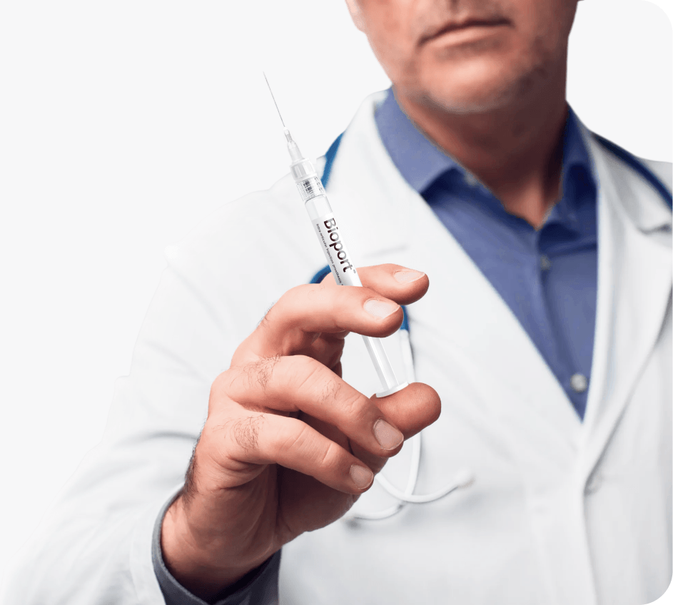 Врач держит шприц BIOPORT с системой введения